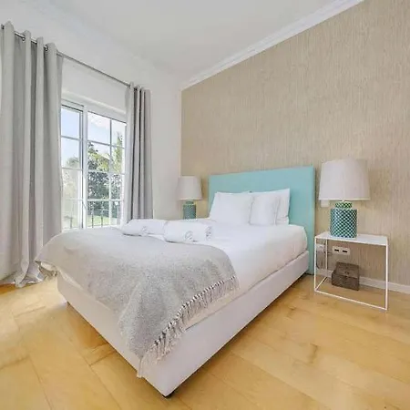 Sleeps 6 With Pool Air Con And Wifi